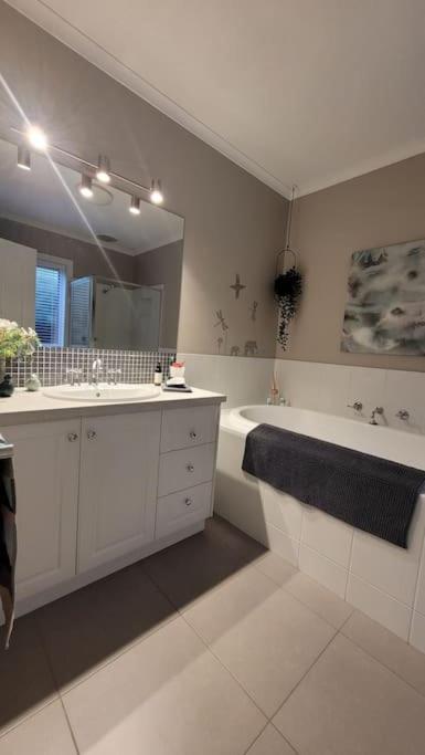Quiet Family Retreat Getaway - Wildlife Park, Sovereign Hill, Kryall Castle And City At Your Door - Modern House, 8 Guests, 4 Bedrooms, 5 Beds - Accommodation Gladstone 3