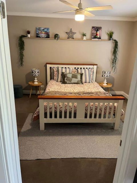 Quiet Family Retreat Getaway - Wildlife Park, Sovereign Hill, Kryall Castle And City At Your Door - Modern House, 8 Guests, 4 Bedrooms, 5 Beds - Accommodation Gladstone 1