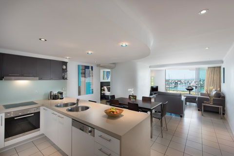 At Marina Shores - Accommodation Gladstone 2