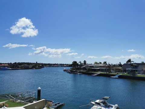 Attached Self Service Waterfront Whole Villa - Sydney - Accommodation Gladstone 0