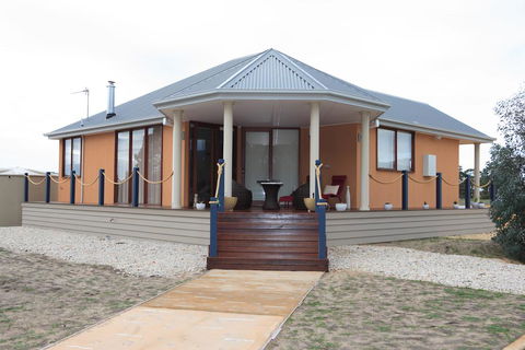 Aurora Cottages Bush Retreat - Accommodation Gladstone 2