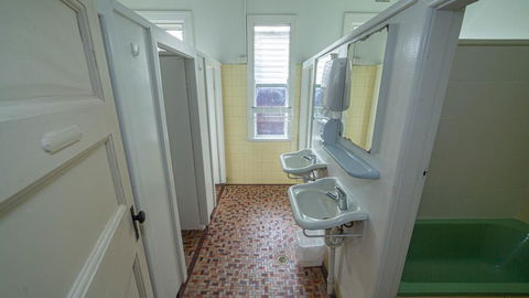 Australian Hotel - Accommodation Gladstone 0