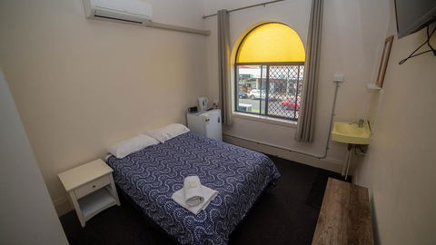 Australian Hotel - Accommodation Gladstone 2