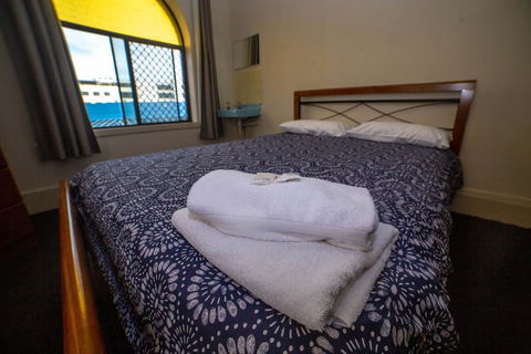 Australian Hotel - Accommodation Gladstone 1