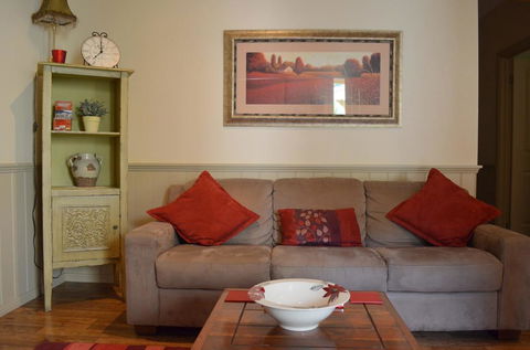 Autumn Affair Cottage 5 - Accommodation Gladstone 1