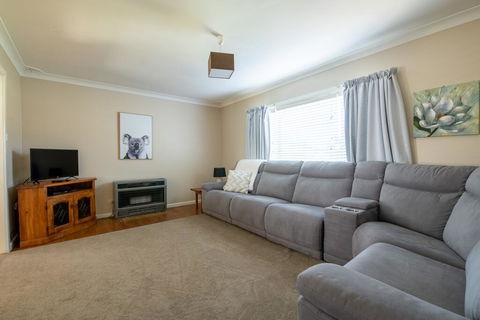 Autumn St - Trendy East Orange - Near CBD - Accommodation Gladstone 2