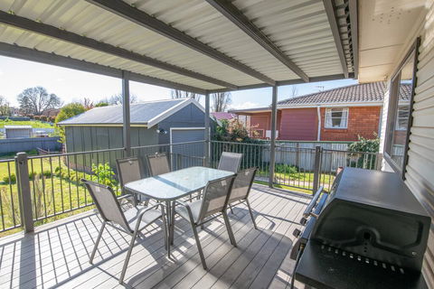 Autumn St - Trendy East Orange - Near CBD - Accommodation Gladstone 3
