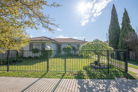 Autumn St - Trendy East Orange - Near CBD - Accommodation Gladstone 0