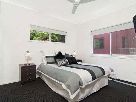 Avalon 3 - Views To Die For - Across The Road From Convent Beach - Accommodation Gladstone 1