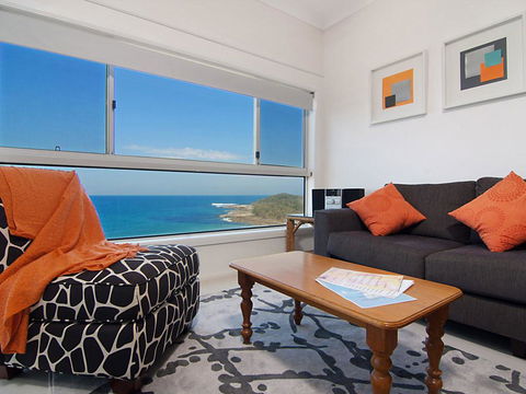 Avalon 3 - Views To Die For - Across The Road From Convent Beach - Accommodation Gladstone 2