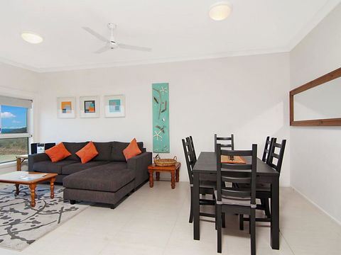 Avalon 3 - Views To Die For - Across The Road From Convent Beach - Accommodation Gladstone 3