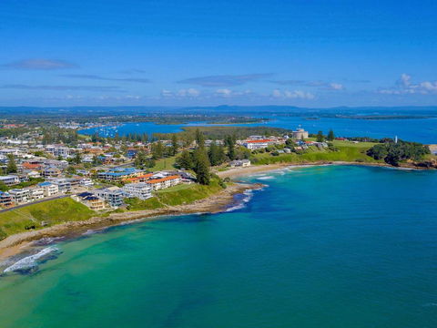 Avalon 4 - Right Across The Road From Convent Beach - Uninterrupted Views - Accommodation Gladstone 3