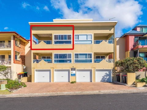 Avalon 4 - Right Across The Road From Convent Beach - Uninterrupted Views - Accommodation Gladstone 1