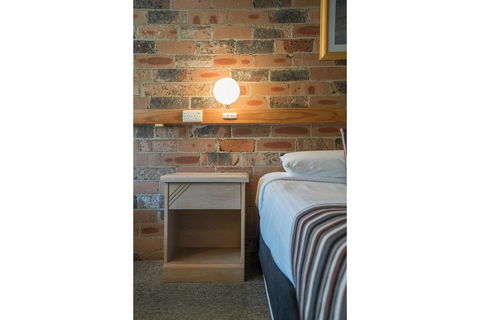 Avoca Beach Hotel - Accommodation Gladstone 1