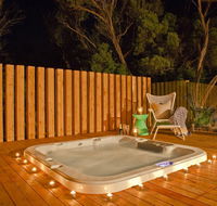 Azure Beach Retreat - Spa Luxury - Accommodation Gladstone