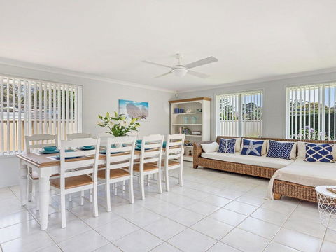 Azure Waters - Perfectly Positioned With Ocean Views - Accommodation Gladstone 1