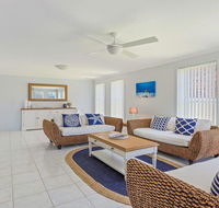 Azure Waters - perfectly positioned with ocean views - Accommodation Gladstone