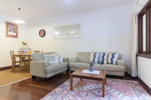 B2 Broadway Abode Close To Swan River, UWA & Hospitals - Accommodation Gladstone 0