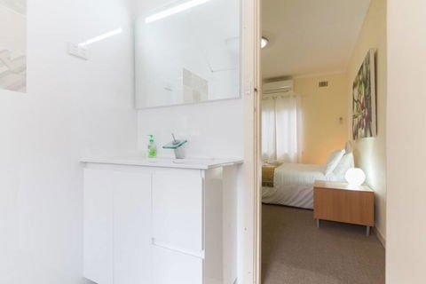 B5 Close To Nedlands, Cafes, Swan River, SCGH & UWA - Accommodation Gladstone 2