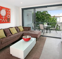 Back of the Block Bulimba - Executive 3BR Bulimba apartment with leafy outlook - Accommodation Gladstone