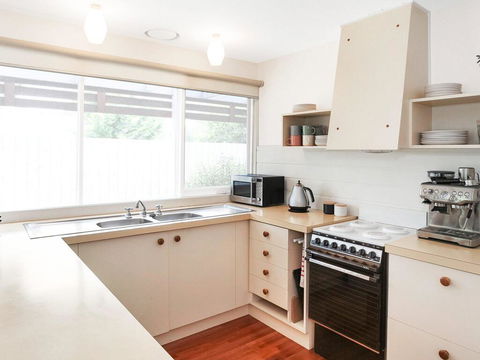 Backyard Bliss - Accommodation Gladstone 3