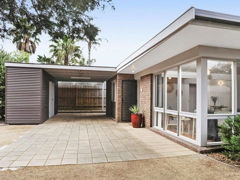Backyard Bliss - Accommodation Gladstone 0