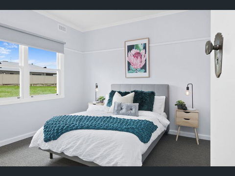 BALLARAT CLOSE 2 CBD + HOSPITAL+3BR HOME+NETFLIX + WiFi + Gift - Accommodation Gladstone 1