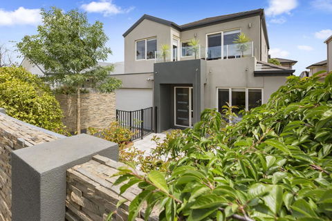 BANGALOW - MORNINGTON - Accommodation Gladstone 0