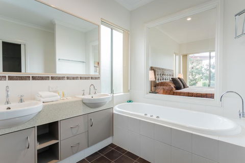 Banksia @ Cosy Corner - Accommodation Gladstone 0
