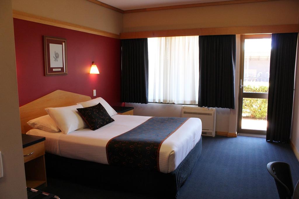 Yourdamung Lake WA Accommodation Gladstone