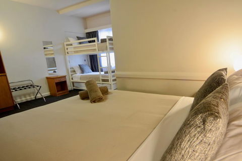 Barclay On View - Accommodation Gladstone 1