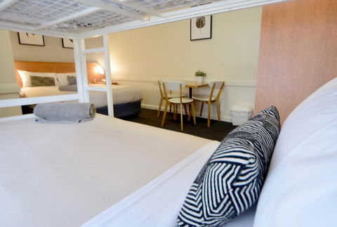 Barclay On View - Accommodation Gladstone 3