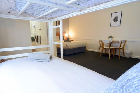 Barclay On View - Accommodation Gladstone 2
