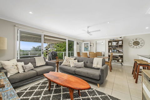Barefoot Top Floor, 32 Skyline Crescent, Crescent Head - Accommodation Gladstone 2