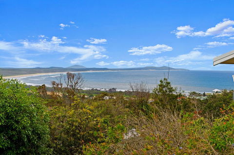 Barefoot Top Floor, 32 Skyline Crescent, Crescent Head - Accommodation Gladstone 1