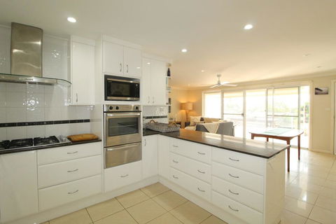 Barefoot, 32 Skyline Crescent, Crescent Head - Accommodation Gladstone 2