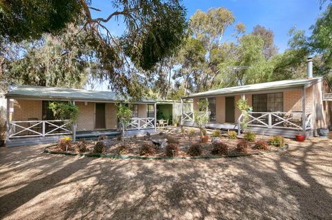 Barossa Country Cottages - Accommodation Gladstone 1