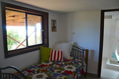 Barrels Beach House, 28 Dulconghi Street - Accommodation Gladstone 1