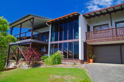 Barrels Beach House, 28 Dulconghi Street - Accommodation Gladstone 0