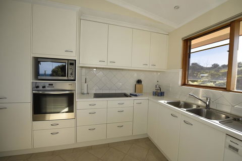 Baudin House - Accommodation Gladstone 2