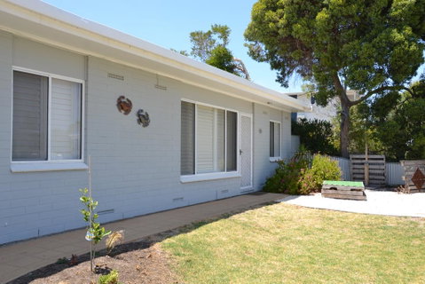 Bay Breeze Cottage - Accommodation Gladstone 1