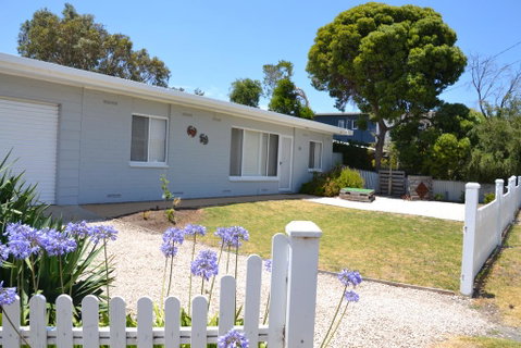 Bay Breeze Cottage - Accommodation Gladstone 0