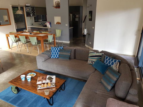 Bay Breeze Holiday Home - Accommodation Gladstone 0