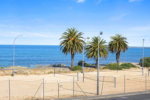 Bayline Beachfront Apartment No 4 - Accommodation Gladstone 1