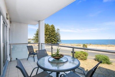 Bayline Beachfront Apartment No 4 - Accommodation Gladstone 0