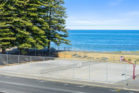 Bayline Beachfront Apartment No 4 - Accommodation Gladstone 2