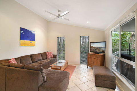 Beach Affair - 10 Callitris Crescent - Accommodation Gladstone 2