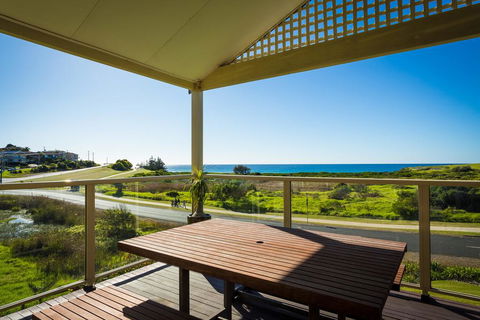 Beach Breakers Apartment - Stunning Views - Accommodation Gladstone 1