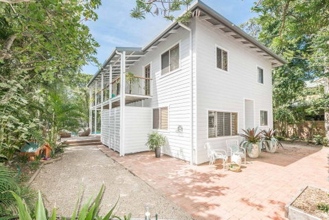 Beach Chalet - Accommodation Gladstone 3