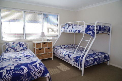 Beach Club 2, 5 Gowing Street - Accommodation Gladstone 1